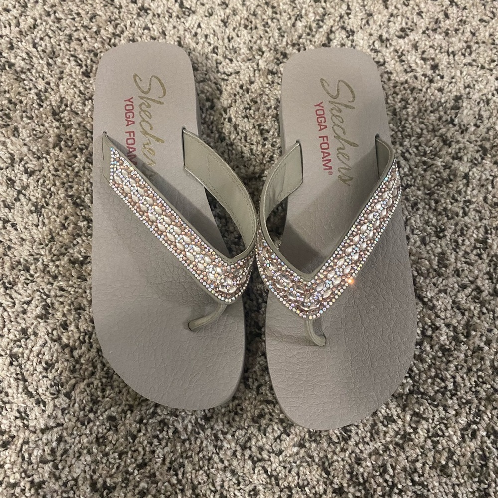 Skechers yoga foam flip flops